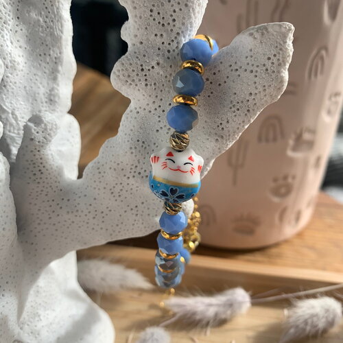 Bracelet chat porte bonheur, fait main avec des perles en cristal de bohème, et en pièce principale un chat chinois en porcelaine.