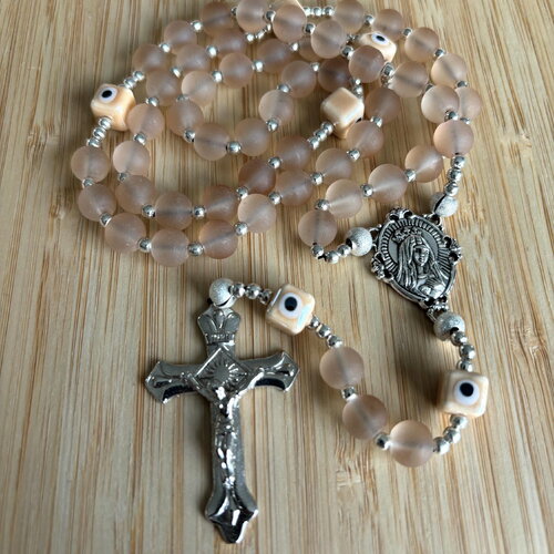 Chapelet chrétien, rosaire de perles, chapelet perles dépoli, chapelet croix argent, chapelet perles céramique beige, rosaire beige mate.