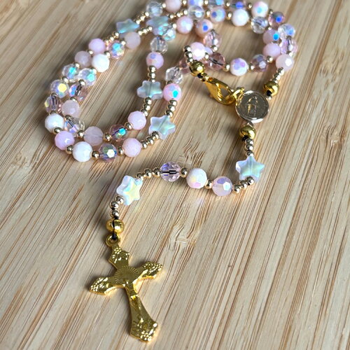 Chapelet chrétien, rosaire chrétien, chapelet perles rose, chapelet cristal rose, chapelet croix or, chapelet protection, cadeau religieux