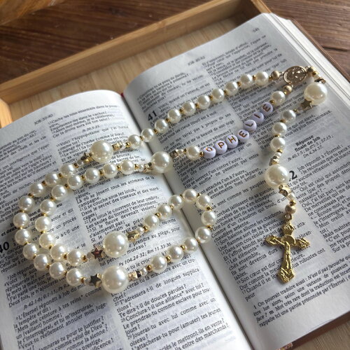 Chapelet personnalisé avec prénom, perles blanches nacrées, vierge marie plaqué or, cadeau religieux élégant, baptême, communion, mariage