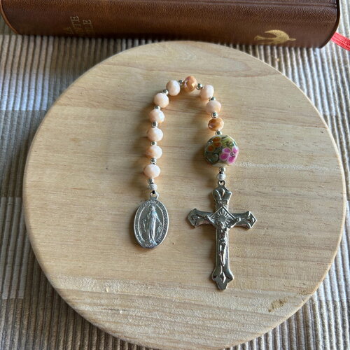 Dizainier chrétien, chapelet chrétien de poche, chapelet chrétien, rosaire chrétien, chapelet cristal beige, chapelet croix argent, cadeau