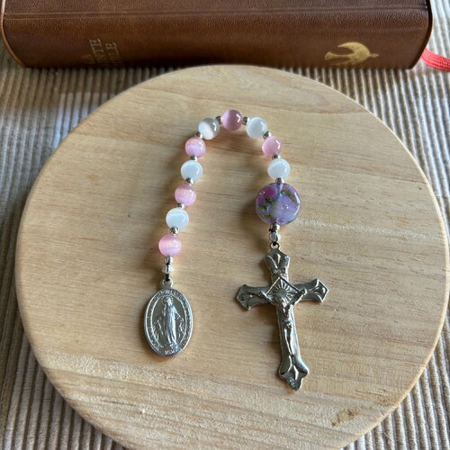 Dizainier chrétien, chapelet de poche, chapelet protection, chapelet perles rose blanche, chapelet perles artisan verrier, médaillon saint