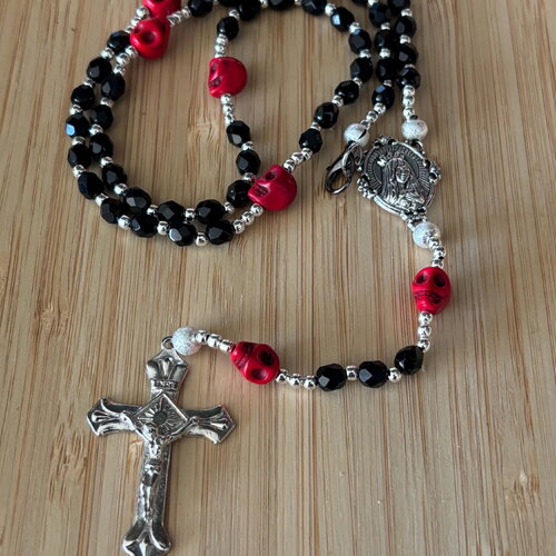 Chapelet chrétien, rosaire chrétien, chapelet cristal noir, chapelet tête de mort, rosaire chrétien crâne, rosaire noir rouge argent,