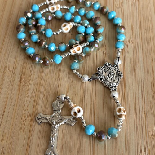 Chapelet chrétien, rosaire chrétien, chapelet cristal bleu, chapelet tête de mort, rosaire chrétien crâne, rosaire bleu argent, cadeaux