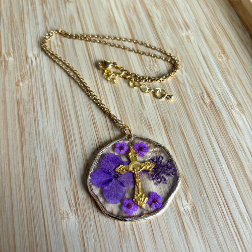 Collier pendentif croix fleur, chapelet fleuris violet, pendentif croix doré, pendentif fleurs séchées, cadeau religieux, cadeaux,