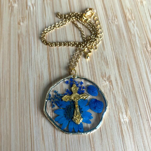 Collier pendentif croix fleuris, chapelet croix fleuris, pendentif croix or, pendentif fleur séchée, pendentif fleur bleu, cadeau religieux,