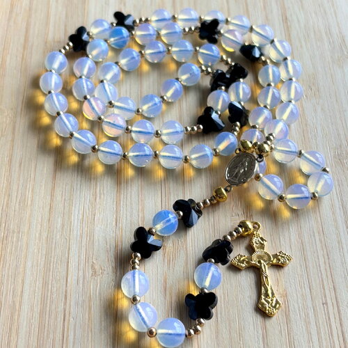 Chapelet chrétien, rosaire chrétien, chapelet pierre naturelle, chapelet opalite, chapelet papillon noir, rosaire prière, cadeau religieux