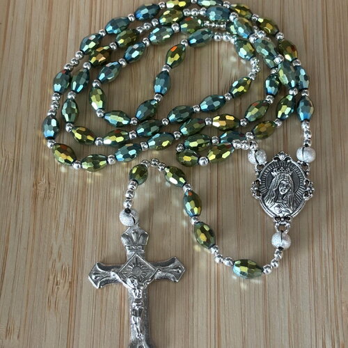 Chapelet chrétien cristal de bohème, vert métallique, réalisé à la main , fermoir de côté, croix argenté, fabriqué en france, modèle unique.