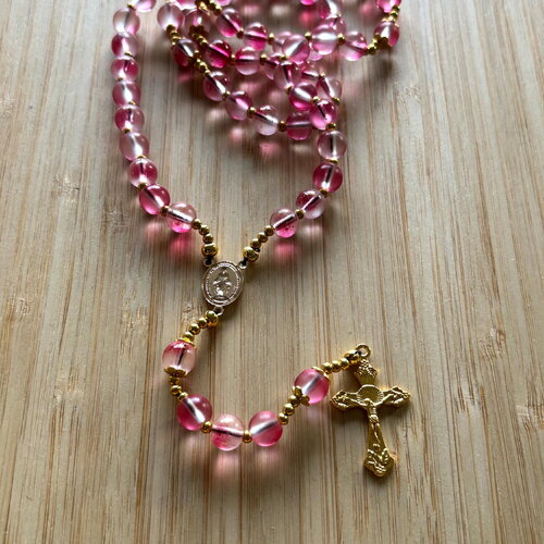 Chapelet chrétien, chapelet perles rose et or, chapelet perles verre rose, chapelet rose or, rosaire chrétien, rosaire protection, cadeau