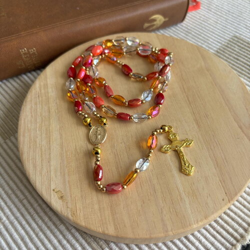 Chapelet chrétien, chapelet chrétien perles ovales, chapelet perle grains de riz, chapelet couleur automne, chapelet dégradé de rouge orangé