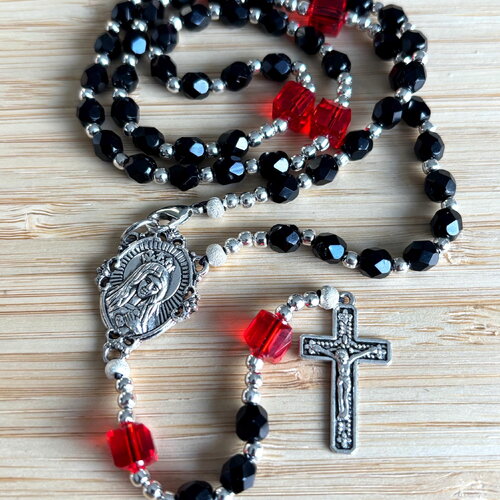 Chapelet chrétien, rosaire chrétien, chapelet cristal noir rouge, chapelet original unique, rosaire de protection, chapelet porte bonheur