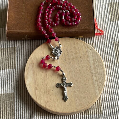 Chapelet chrétien, rosaire chrétien, chapelet perles en verre, chapelet rouge framboise, chapelet protection, chapelet porte bonheur