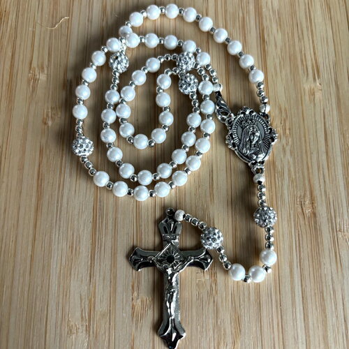 Chapelet chrétien, rosaire chrétien, chapelet chrétien traditionnel, chapelet perles blanches, chapelet perles nacrées, cadeau religieux,