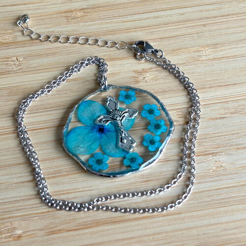 Collier pendentif argenté, pendentif religieux fleuris, pendentif fleurs séchées, pendentif croix fleurs, pendentif fleurs bleu , cadeaux