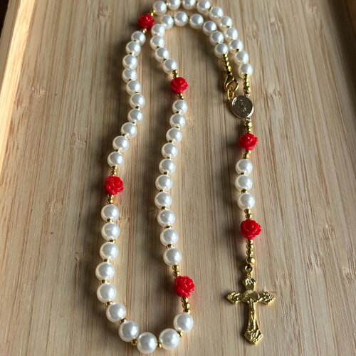 Chapelet chrétien, rosaire chrétien, chapelet perles blanches, chapelet rose rouge, chapelet blanc rouge, chapelet perles nacré, cadeau