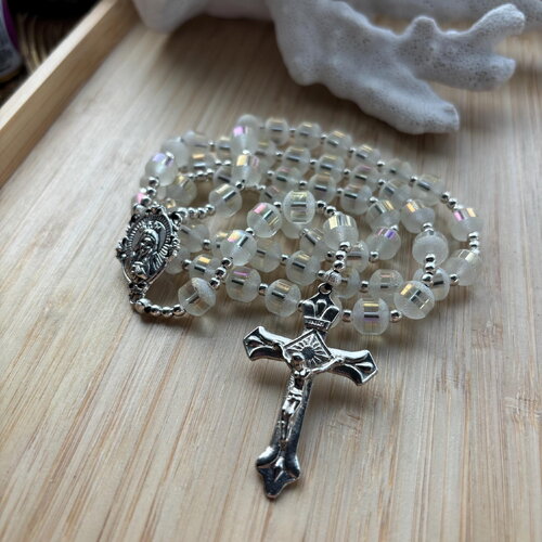 Chapelet chrétien traditionnel, rosaire chrétien traditionnel, chapelet perles verre, chapelet blanc dépoli, chapelet perles verre irisé,
