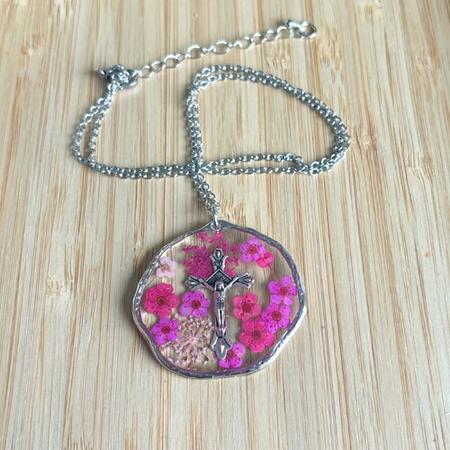 Collier pendentif argenté, pendentif religieux fleuris, pendentif fleurs séchées, pendentif croix fleurs, pendentif fleurs roses, cadeaux