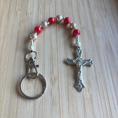 Chapelet porte clés, rosaire porte clés, croix argent, chapelet perles nacrées, chapelet perles beige rouge, porte clés beige nacré rouge