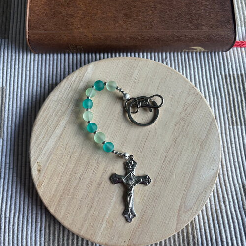 Porte clés chapelet, porte clés rosaire, porte clés croix argent, porte clés perles vert, porte clés religieux, cadeau porte bonheur, cadeau