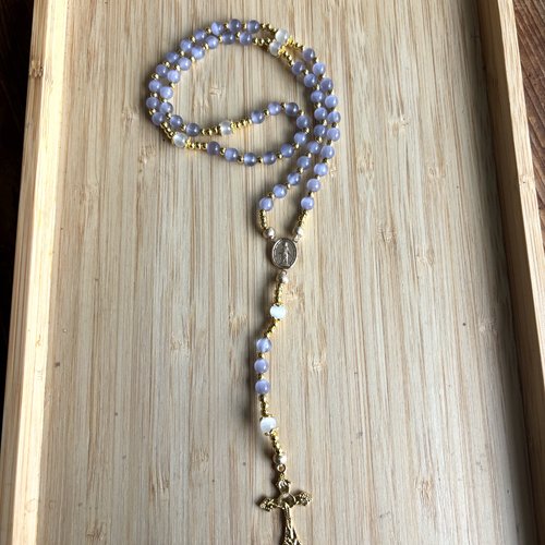 Chapelet chrétien composé de perles œil de chat lilas et blanc, cadeau spirituel original