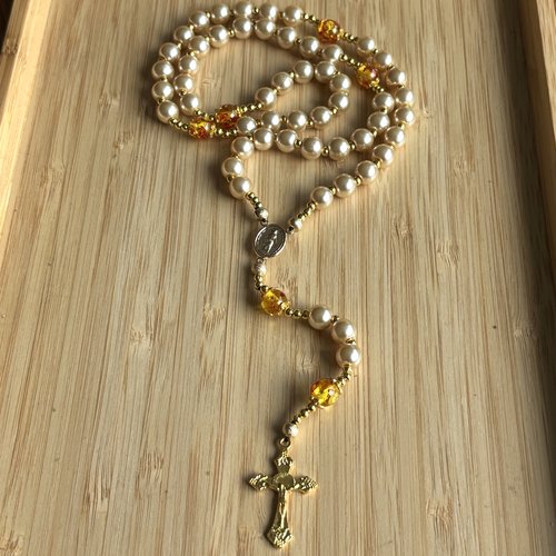 Chapelet chrétien composé de perles beige nacré et perles imitation ambre, croix doré, cadeau femme original, cadeau religieux