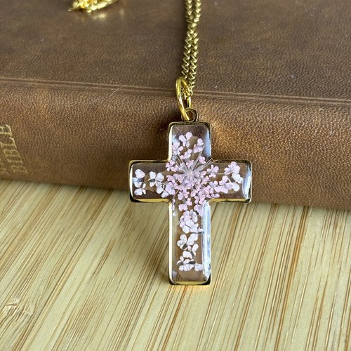 Collier pendentif croix en résine et vraie fleurs séchées, bijou artisanal fait main, fleurs roses, cadeau femme original, religieux