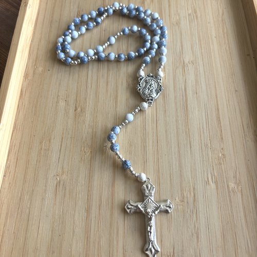 Chapelet chrétien fait main avec perles marbré bleu, croix argenté, cadeau femme original, cadeau religieux et spirituel,