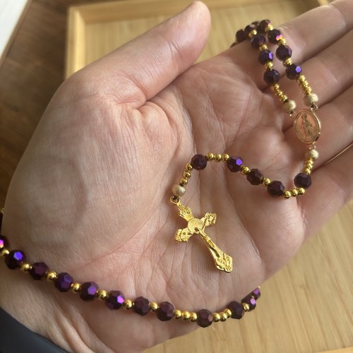 Chapelet cristal violet métallisé, collier croix mi long, chapelet perles cristal, chapelet croix or, rosaire chrétien traditionnel,