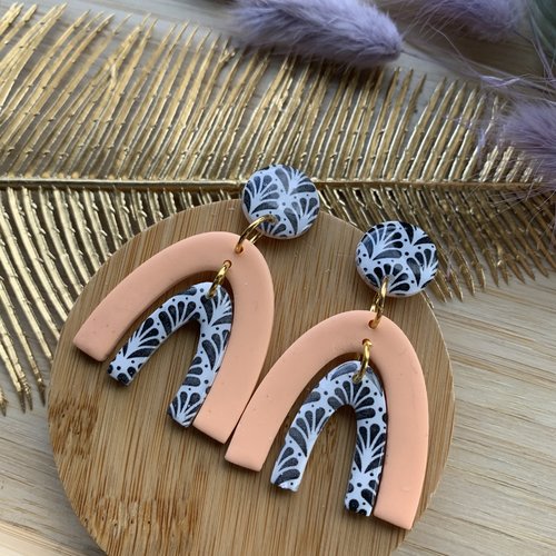 Boucles d’oreilles les arches fait main en france, modèle unique avec des couleurs acidulées et ses motifs assorties noir et blanc