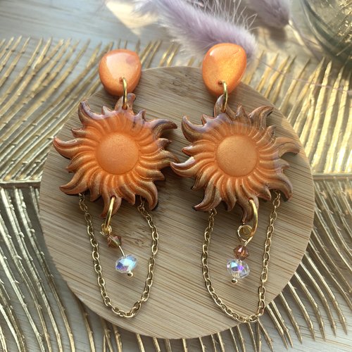 Boucles d’oreilles soleil scintillant, modèle unique fait main en france, couleur  orangé avec chaînette et cristal