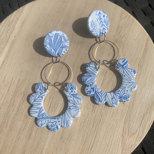 Boucles d’oreilles pendantes effet céramique bleu et blanc, fait main en argile polymère, modèle unique avec finition argent,