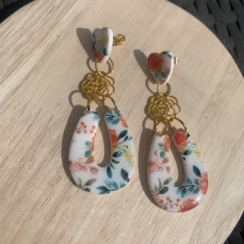 Boucles d’oreilles pendantes fleuris rétro, fait main en argile polymère, modèle unique.