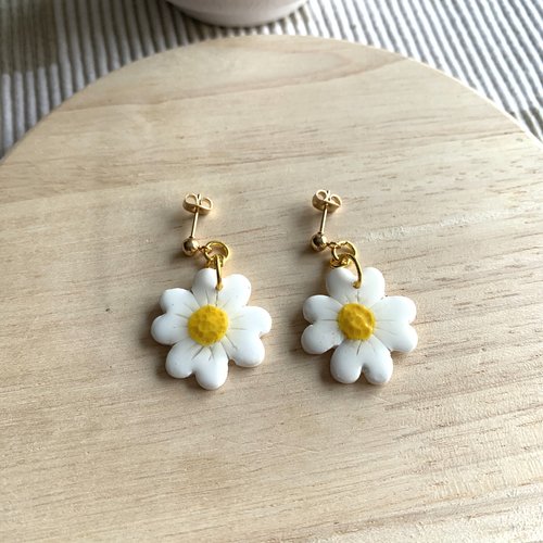 Boucles d’oreilles pendantes, boucles d’oreilles marguerite blanche, petite fleur, cadeau originale anniversaire