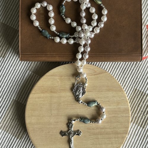 Chapelet chrétien océan, perles nacrées, poisson irisé, monté dans la tradition, modèle unique
