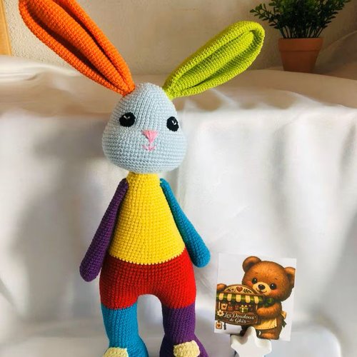Doudou lapin arc-en-ciel au crochet en coton bio