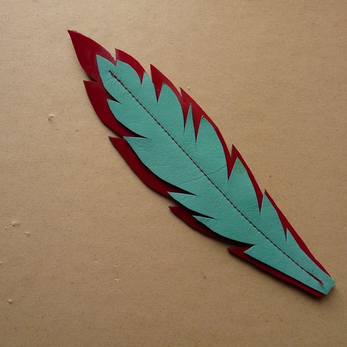 Marque page en cuir forme plume. vert d'eau et rouge