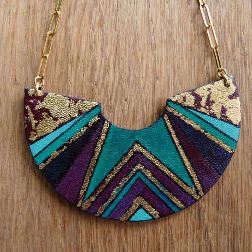 Collier géométrique cuir vert  violet et doré