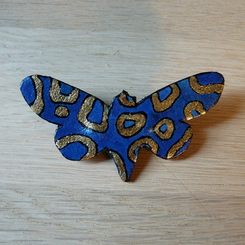 Broche cuir "petit papillon" bleu et doré motif léopard