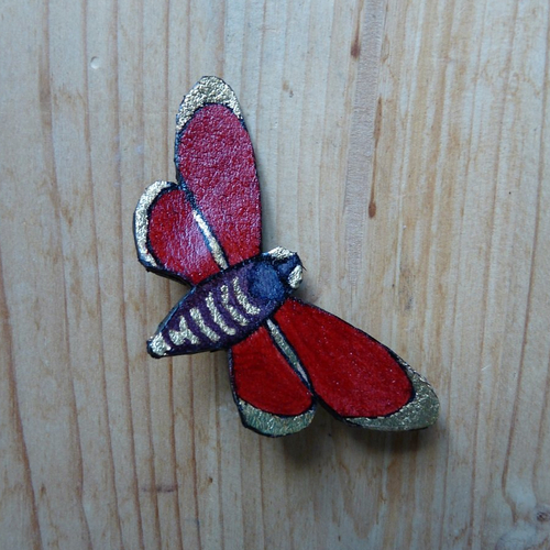Broche en cuir  petit papillon rouge violet et doré