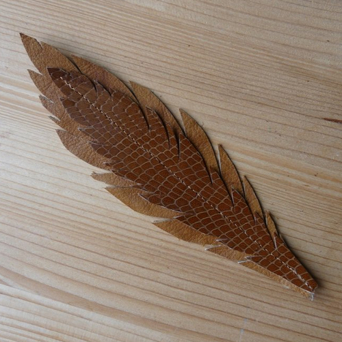 Marque page en cuir forme plume brun clair