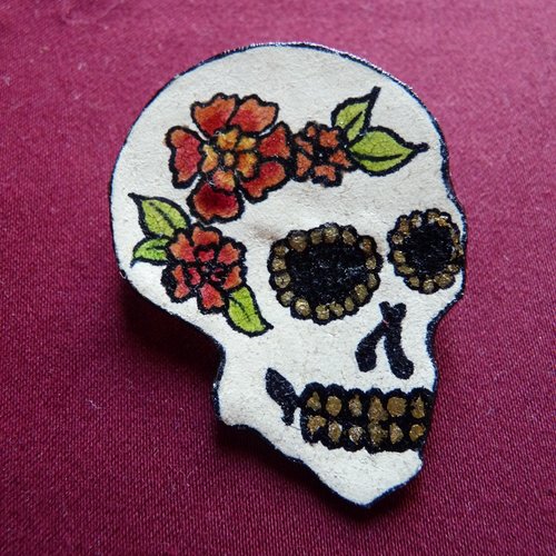 Broche cuir petit crâne motif fleurs rouges