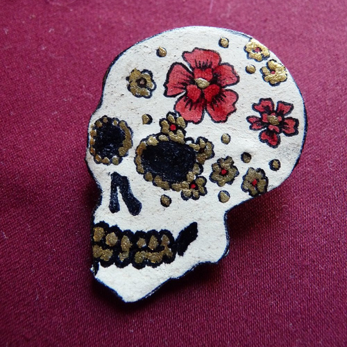 Broche cuir petit crâne motif fleurs rouges et doré