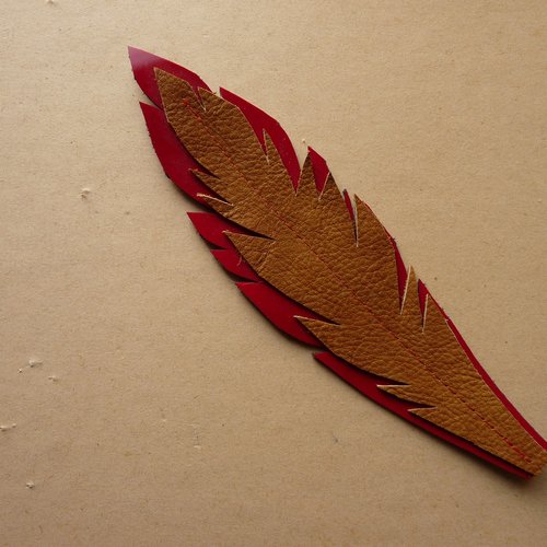 Marque page en cuir forme plume. rouge et camel