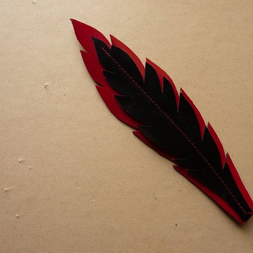 Marque page en cuir forme plume. rouge et noir