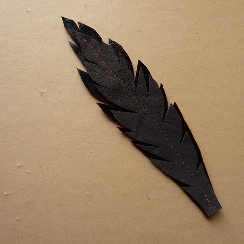 Marque page en cuir forme plume. noir et gris anthracite