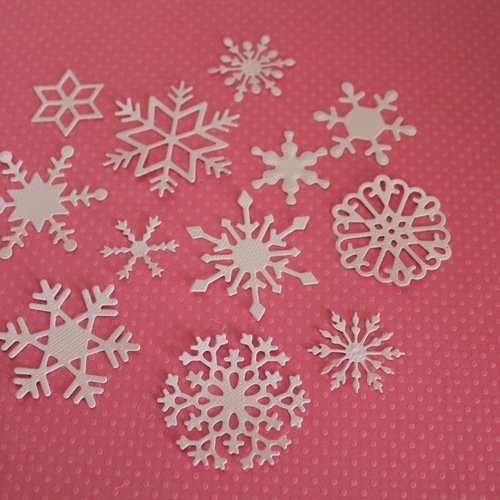 Lot de 12 flocons de neige en décorations de noël en papier pour vos cartes  ou toutes autres créations .