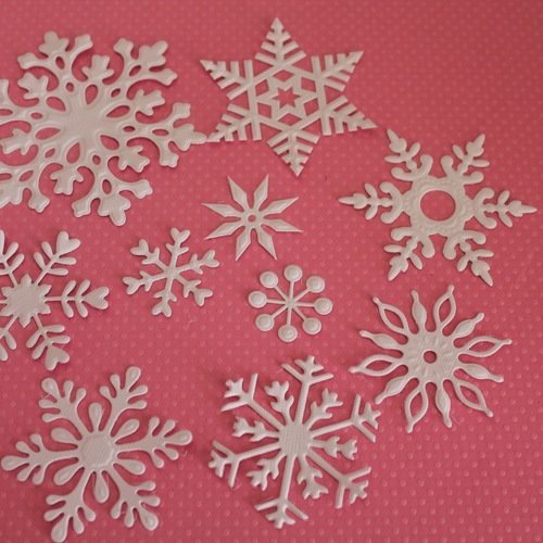 Lot de 10 flocons de neige en décorations de noël en papier pour vos cartes  ou toutes autres créations .