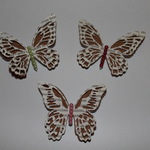 Lot de 3 papillons en liége et décorés de perles .