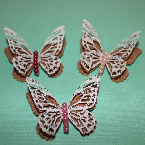 Lot de 3 papillons en liége et décoré de perles .