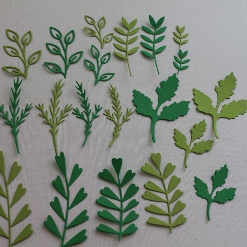 Lot de 20 découpes " feuilles " de différentes couleurs et formes .